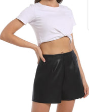Cargar imagen en el visor de la galería, SHORT CUERINA
