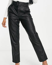 Cargar imagen en el visor de la galería, PANT CUERINA C/CINTO NEGRO
