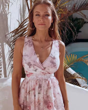 Cargar imagen en el visor de la galería, VESTIDO LARGO FLOREADO ROSA C/TAJO ***SALE***
