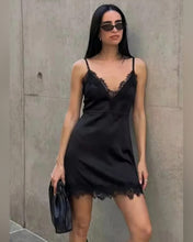 Cargar imagen en el visor de la galería, VESTIDO SATEN CON PUNTILLA

