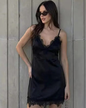 Cargar imagen en el visor de la galería, VESTIDO SATEN CON PUNTILLA
