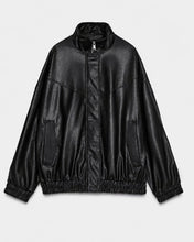 Cargar imagen en el visor de la galería, BOMBER CUERINA CON CUELLO
