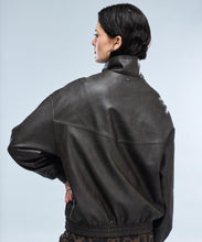 Cargar imagen en el visor de la galería, BOMBER CUERINA CON CUELLO
