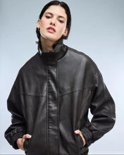 Cargar imagen en el visor de la galería, BOMBER CUERINA CON CUELLO
