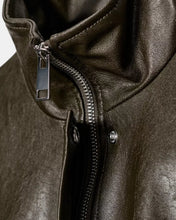 Cargar imagen en el visor de la galería, BOMBER CUERINA CON CUELLO
