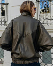 Cargar imagen en el visor de la galería, BOMBER CUERINA CON CUELLO
