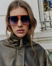 Cargar imagen en el visor de la galería, BOMBER CUERINA CON CUELLO
