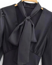 Cargar imagen en el visor de la galería, BLUSA SATEN ESCOTE V PROFUNDO C/LAZO CUELLO
