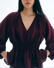 Cargar imagen en el visor de la galería, BLUSA CON ELASTICO EN CNTURA Y LAZITO
