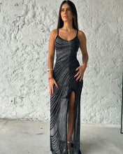 Cargar imagen en el visor de la galería, VESTIDO LARGO LINEAS BRILLO C/TAJO
