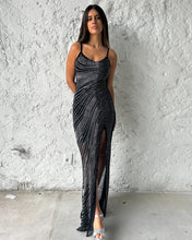 Cargar imagen en el visor de la galería, VESTIDO LARGO LINEAS BRILLO C/TAJO
