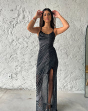 Cargar imagen en el visor de la galería, VESTIDO LARGO LINEAS BRILLO C/TAJO
