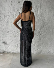 Cargar imagen en el visor de la galería, VESTIDO LARGO LINEAS BRILLO C/TAJO

