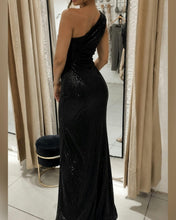 Cargar imagen en el visor de la galería, VESTIDO LARGO 1 HOMBRO FALDA FRUNCE C/TAJO
