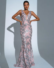 Cargar imagen en el visor de la galería, VESTIDO LAGRGO SIRENA  BORDADO PLATA/ROSA
