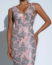 Cargar imagen en el visor de la galería, VESTIDO LAGRGO SIRENA  BORDADO PLATA/ROSA
