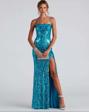 Cargar imagen en el visor de la galería, VESTIDO LARGO LENTEJUELAS CON TAJO
