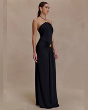 Cargar imagen en el visor de la galería, VESTIDO LARGO CUELLO HALTER CON APLIQUE CUELLO

