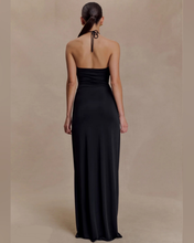 Cargar imagen en el visor de la galería, VESTIDO LARGO CUELLO HALTER CON APLIQUE CUELLO
