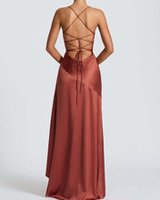 Cargar imagen en el visor de la galería, VESTIDO LARGO SATEN CON VOLADO
