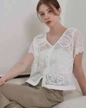 Cargar imagen en el visor de la galería, BLUSA FLORES BORDADAS
