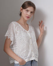 Cargar imagen en el visor de la galería, BLUSA FLORES BORDADAS
