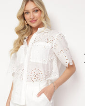 Cargar imagen en el visor de la galería, CAMISA M/C BRODERIE
