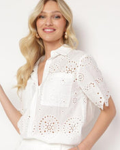 Cargar imagen en el visor de la galería, CAMISA M/C BRODERIE
