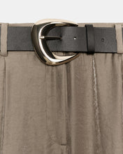 Cargar imagen en el visor de la galería, PANTALON SATINADO ANCHO CON CINTO
