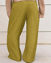 Cargar imagen en el visor de la galería, PANTALON SATINADO ANCHO CON CINTO
