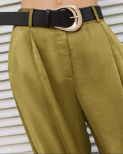 Cargar imagen en el visor de la galería, PANTALON SATINADO ANCHO CON CINTO
