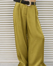Cargar imagen en el visor de la galería, PANTALON SATINADO ANCHO CON CINTO
