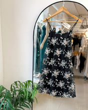 Cargar imagen en el visor de la galería, VESTIDO BORDADO SUELTO
