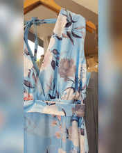 Cargar imagen en el visor de la galería, VESTIDO LARGO FLOREADO CELESTE TALLES GRANDES**SALE**
