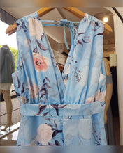 Cargar imagen en el visor de la galería, VESTIDO LARGO FLOREADO CELESTE TALLES GRANDES**SALE**

