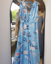 Cargar imagen en el visor de la galería, VESTIDO LARGO FLOREADO CELESTE TALLES GRANDES**SALE**
