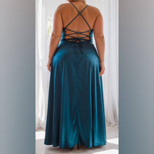 Cargar imagen en el visor de la galería, VESTIDO LARGO SATEN BASICO CON TAJO TALLES GRANDES
