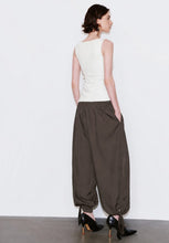 Cargar imagen en el visor de la galería, PANTALON BABUCHA CON LAZO
