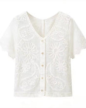 Cargar imagen en el visor de la galería, BLUSA FLORES BORDADAS
